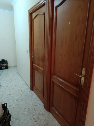 Puerta de madera con cristal
