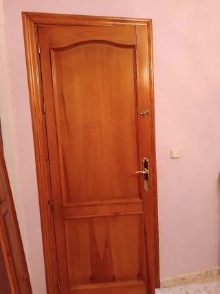 Puerta de madera con cristal