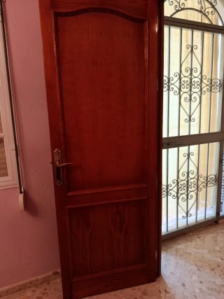 Puerta de madera con cristal