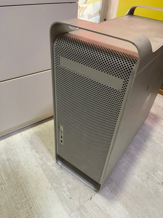 Set completo Apple Mac Pro con torre, monitor, tastiera e mouse