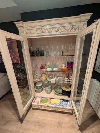 Vitrina de salón beige y dorada