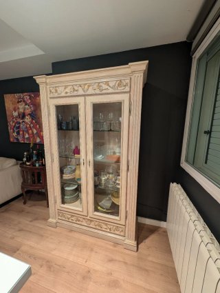 Vitrina de salón beige y dorada
