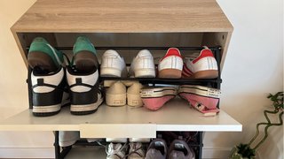 Zapatero moderno blanco y madera.