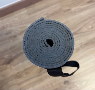 Esterilla de yoga gris con correa