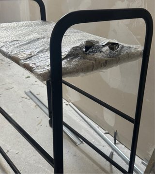 Mesa auxiliar metálica y cristal