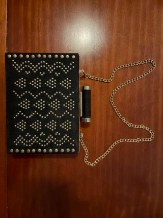 Bolso negro con cadena dorada
