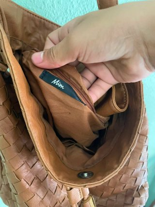 Bolso de mano tejido marrón