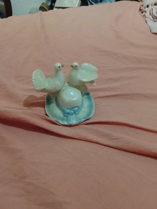 Figura de dos palomas sobre sombrero