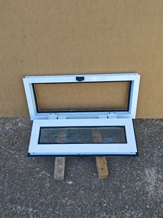 Ventana basculante blanca con pestillo