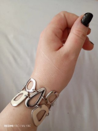 Pulsera Lotus Plata y Detalles Blancos.