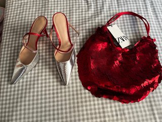 Bolso Lentejuelas Rojo y Zapatos Plateados Zara