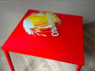 Mesa Cruzcampo con agujero sombrilla