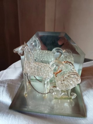 Figura in vetro con specchio cavallo