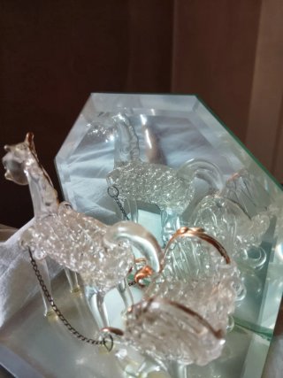 Figura in vetro con specchio cavallo