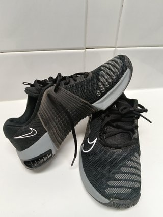 Zapatillas Nike Talla 38.5 Negras y Grises