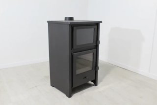 Estufa de leña negra con puertas de cristal