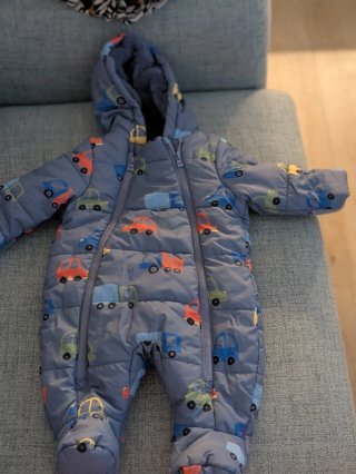Buzo de bebé con estampado de coches