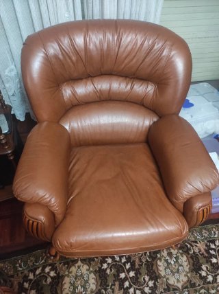 Sofá de cuero marrón