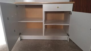Mostrador blanco con cajón y puertas