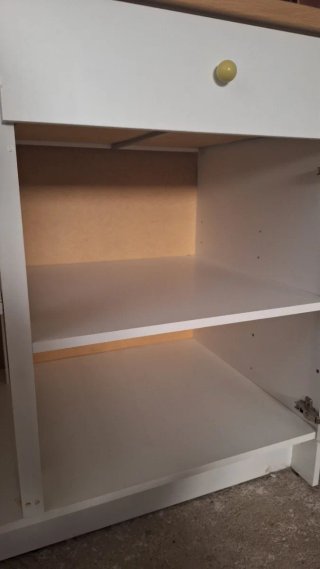 Mostrador blanco con cajón y puertas