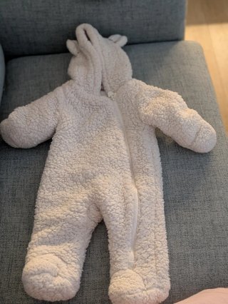 Buzo de bebé de peluche con capucha