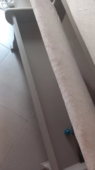 Bancos de madera beige y marrón