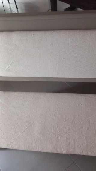 Bancos de madera beige y marrón