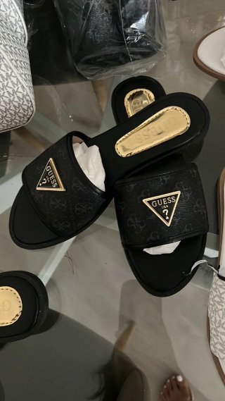 Sandalias Guess Negras y Doradas