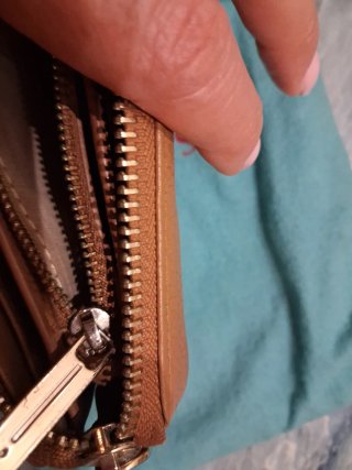 Billetera Uterqüe Marrón y Dorada