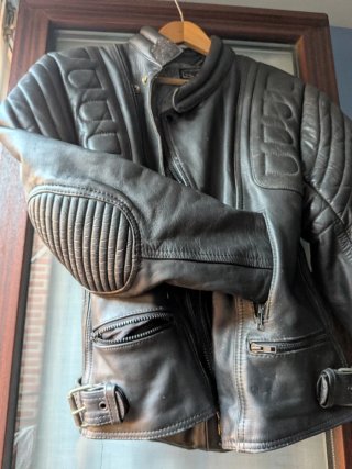 Lote de dos chamarras y dos pantalones para moto