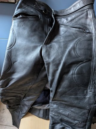 Lote de dos chamarras y dos pantalones para moto