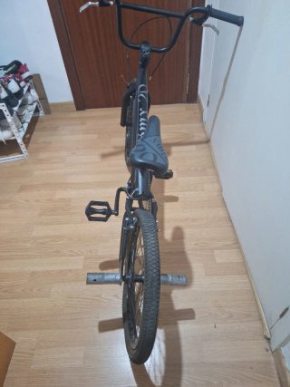 Bicicleta BMX B-Pro 20 con estriberas