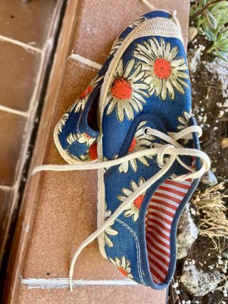 Alpargatas azules con estampado de flores