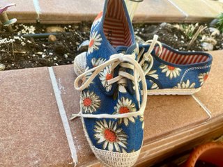 Alpargatas azules con estampado de flores