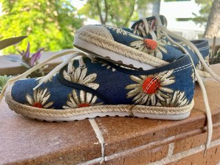 Alpargatas azules con estampado de flores
