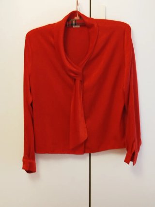 Blusa roja con lazada