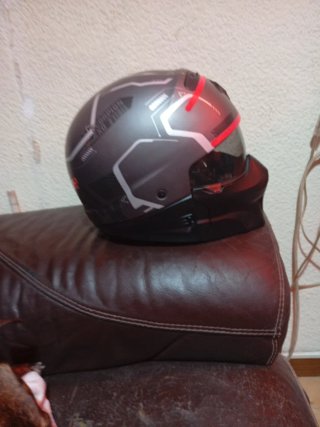 Casco de moto gris y rojo