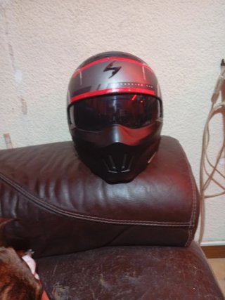 Casco de moto gris y rojo