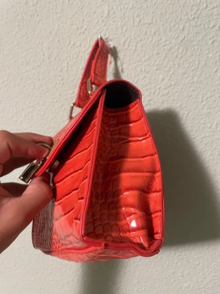 Bolso rojo con candado dorado