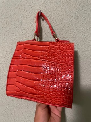 Bolso rojo con candado dorado