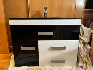 Mueble de baño moderno con lavabo