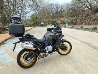 Voge 900 DSX 2025 Negra y Dorada