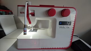 Máquina de coser Alfa Practika 9 en  blanco y rojo