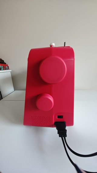 Máquina de coser Alfa Practika 9 en  blanco y rojo