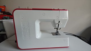 Máquina de coser Alfa Practika 9 en  blanco y rojo