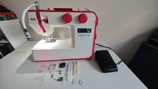 Máquina de coser Alfa Practika 9 en  blanco y rojo