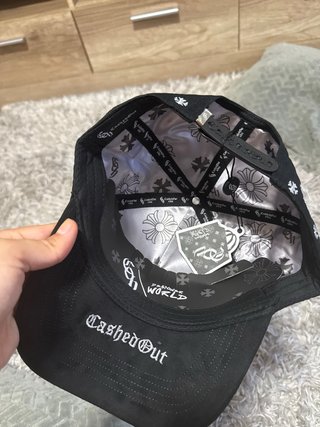Gorra Negra con Detalles Plateados