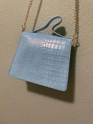 Bolso azul efecto piel cocodrilo