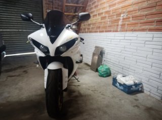 Yamaha R1 Sportbike Negra y Blanca