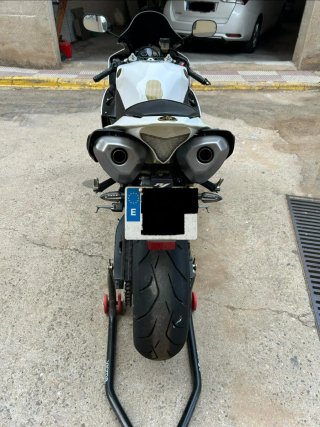 Yamaha R1 Sportbike Negra y Blanca